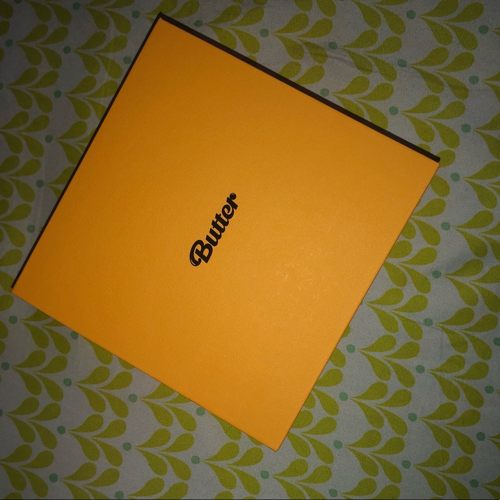 BTS butter album cream version, new, includes everything, perfect.
